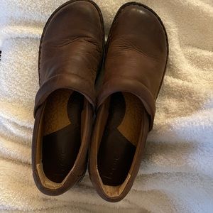 b.o.c. Brown Peggy Clogs Size 11